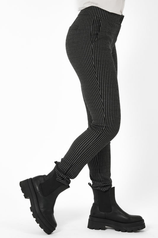 Capri Taylor Pants Black